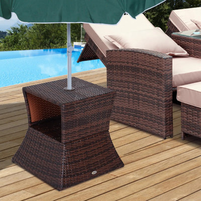 Table d'appoint de patio, table de bout d'extérieur toutes saisons avec trou pour parasol central, grand espace de rangement en rotin tissé à la main pour une utilisation dans le jardin au bord de la piscine