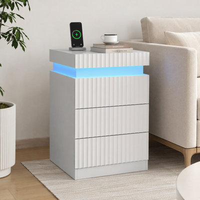 Table de chevet cannelée avec station de charge et lumière DEL, table de chevet à 3 tiroirs pour la chambre à coucher et le salon, table d'appoint moderne avec plateau coulissant et prises USB