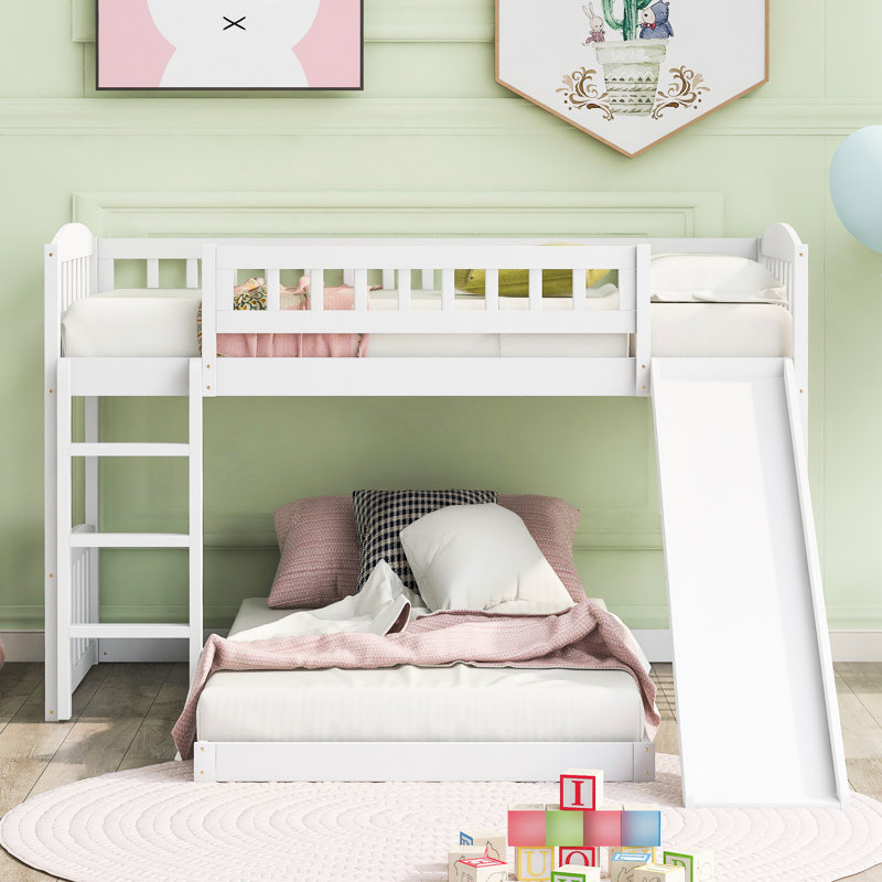 Lit simple superposé au dessus d'un lit blanc, équipé d'une structure coulissante et réversible en pin massif, peu encombrant pour les chambres à coucher, caractéristiques de style gris, 18 lattes de soutien, côté ajustable fabriqué en blanc