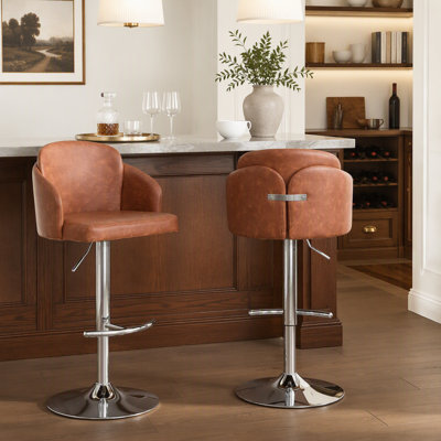 Tabouret de bar réglable en métal chromé et similicuir brun clair avec accents en métal chromé et repose-pieds rond en métal - ensemble de 2