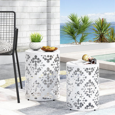 Charmante table d'appoint en métal au design exquis pour des espaces élégants