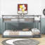 Lit superposé simple au-dessus d'un lit simple en bois-157752990