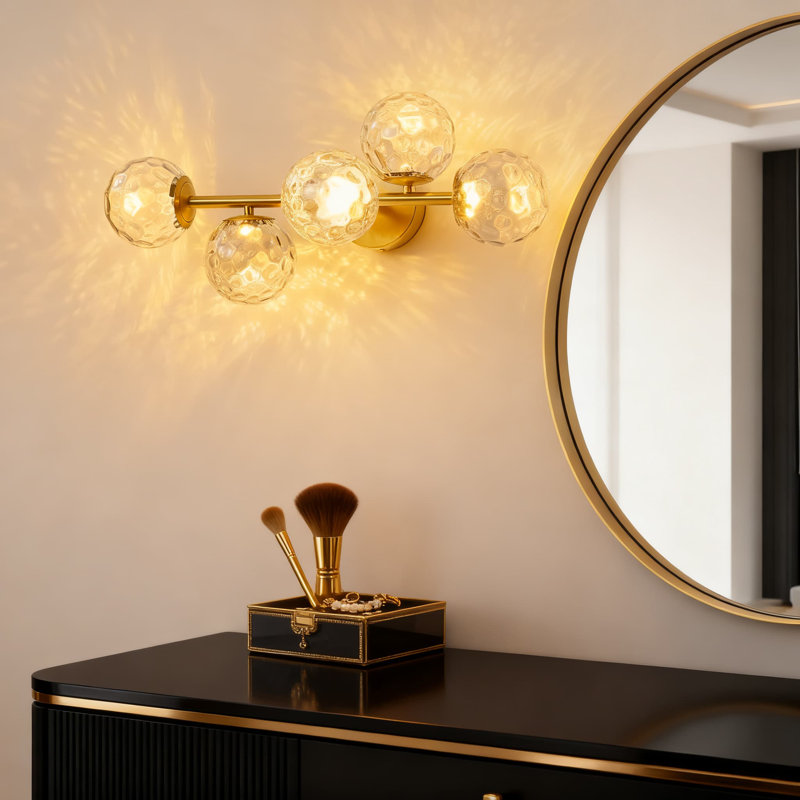 Luminaire de salle de bain 5 lumières avec globes en verre martelé - Applique murale de salle de bain moderne à DEL à intensité variable pour éclairage au-dessus d'un miroir au fini laiton brossé