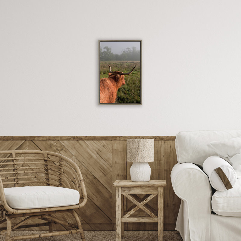 Cadre flottant Highland Cow Gazing Out, conception par Jenny Rainbow Fine Art, H 31 po x l 21 po