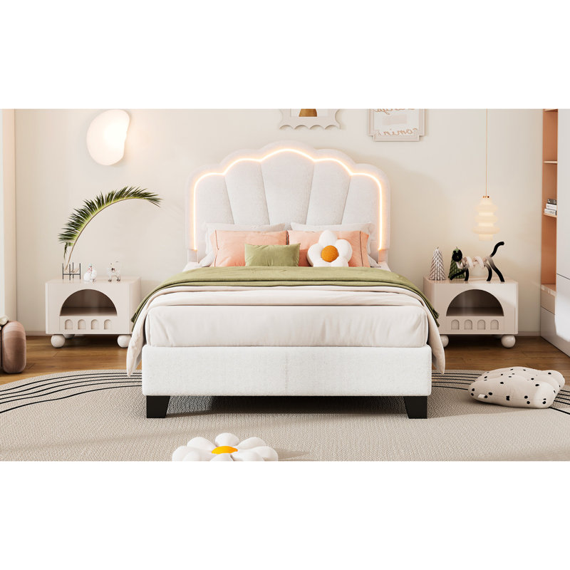 Lit plateforme simple avec charmante tête de lit à fleurs et éclairage à DEL avec option d'éclairage floral et rembourré