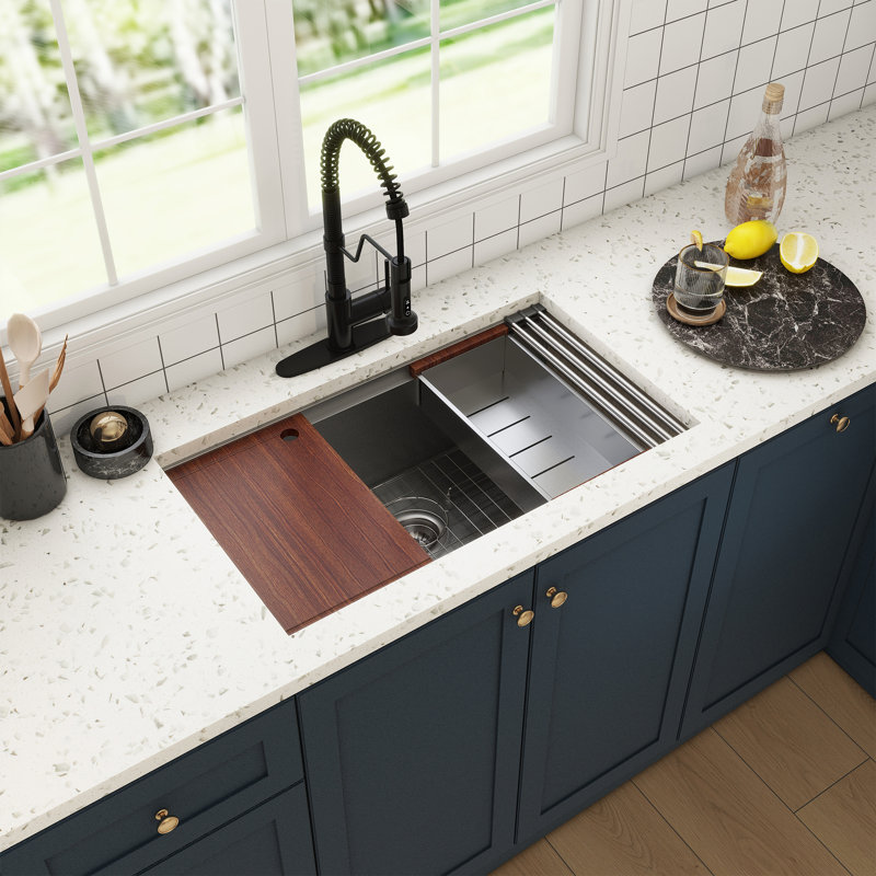 Évier de cuisine à simple cuve en acier inoxydable encastrable avec robinet encastrable L 32 po x l 19 po Casainc, Noir mat