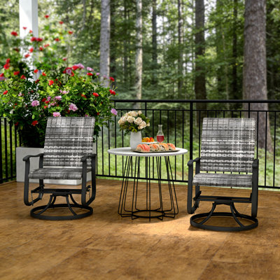 Ensemble de chaises pivotantes en rotin d'extérieur avec mouvement à 360 ° et conception ergonomique à haut dossier pour le confort du patio.
