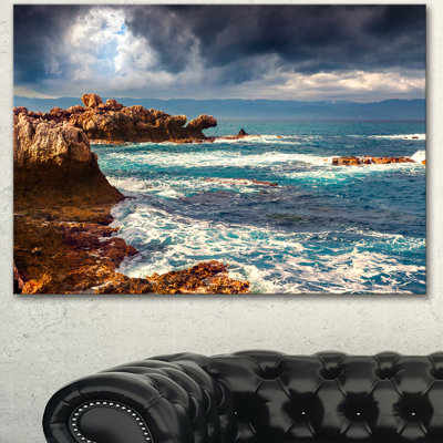 Volcanic Beach Stormy Weather - Reproduction de photo sur toile tendue