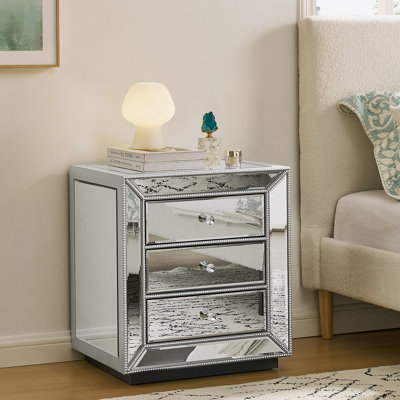 Armoire à trois tiroirs avec finition miroir en perles