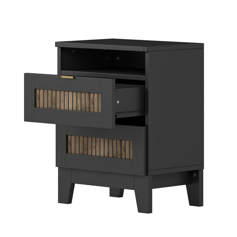4 chambres pour grand lit: lit plateforme, tables de chevet et commode avec caractère de construction, conception en bois noir