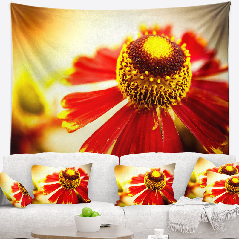 Magnifique fleur sur fond jaune tapisserie, H 32 po x l 39 po