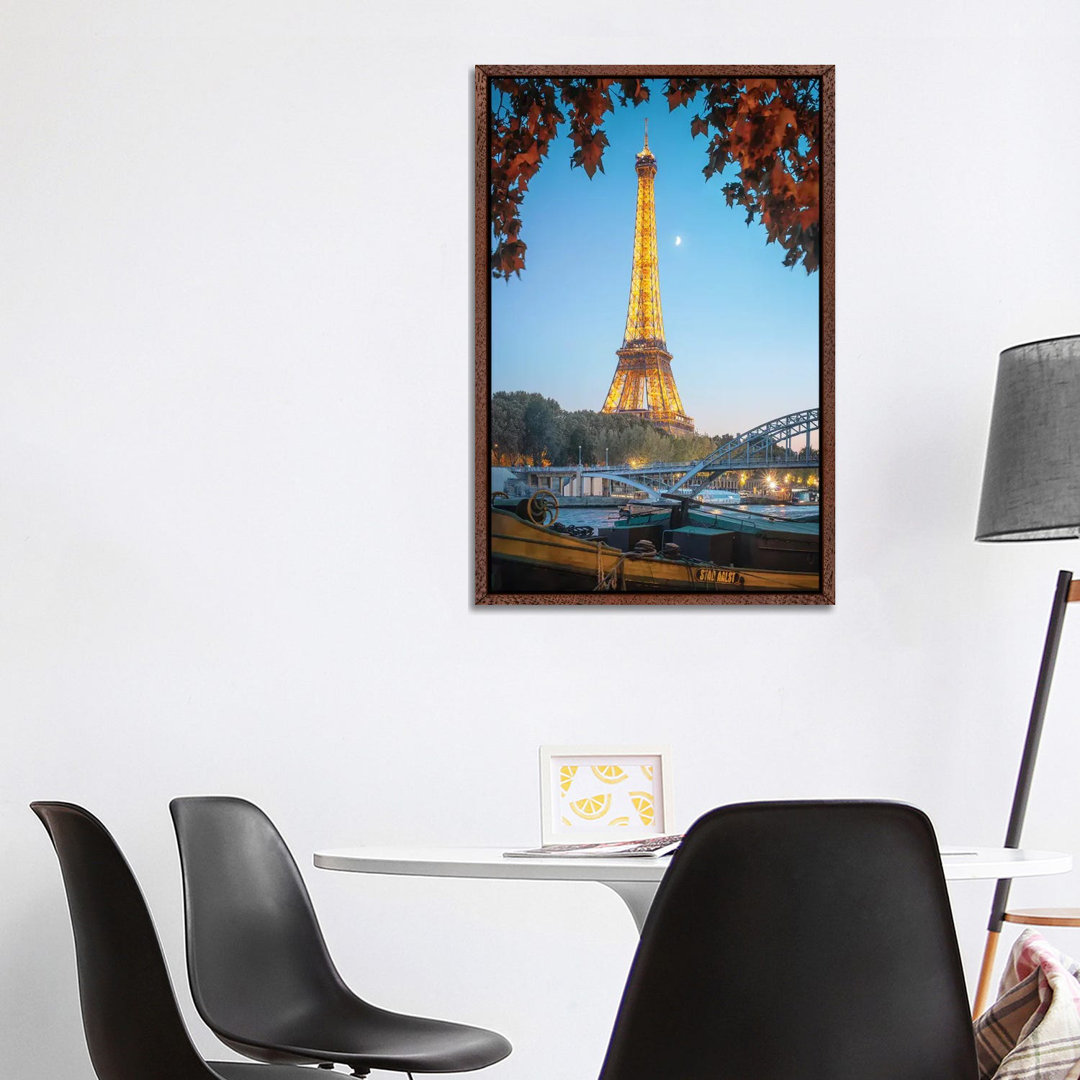 Eiffelturm Rot Natur In Paris von Philippe Manguin - Galerie-umwickelte Leinwand Giclée auf Leinwand