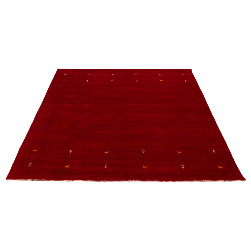 Les tapis Gabbeh sont fabriqués à la main avec des poils très hauts et des motifs très simples et stylisés.