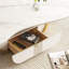 Table basse ovale de couleur blanche pour une pièce maîtresse de salon moderne et chaleureuse avec une élégance sculpturale inspirée des papillons