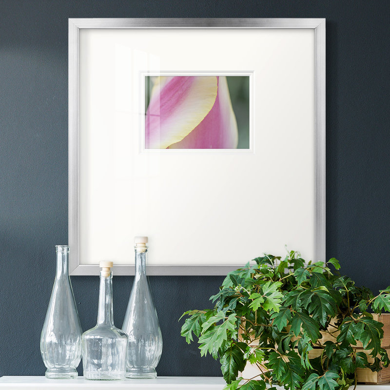 Délicat - peinture sur toile tendue, Toile encadrée noire, H 17 po x l 17 po x P 1,25 po