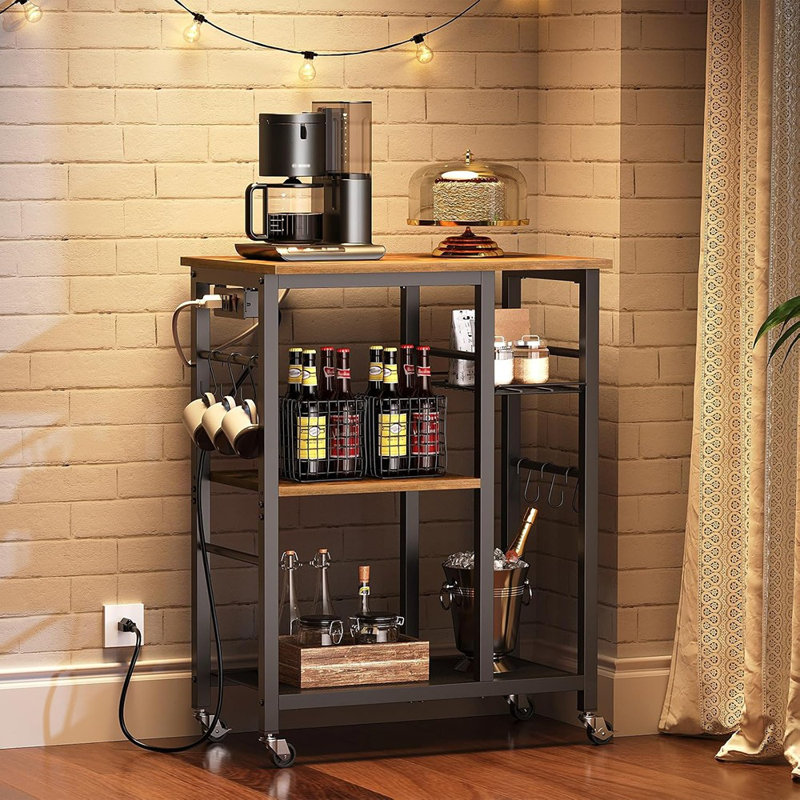 Étagère de boulanger de cuisine mobile avec station de charge, support pour micro-ondes avec tablettes de rangement, crochets et panier, pieds réglables et roulettes pour petits espaces - brun rustique