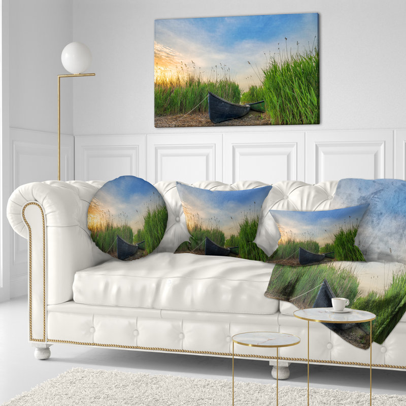 Vieux bateau de pêcheur près du lac - coussin à imprimé paysage