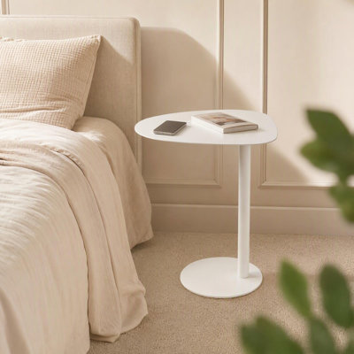 Table d'appoint minimaliste à plateau irrégulier, table d'appoint autoportante entièrement en métal, table de chevet blanche en forme de C pour le salon ou la chambre.