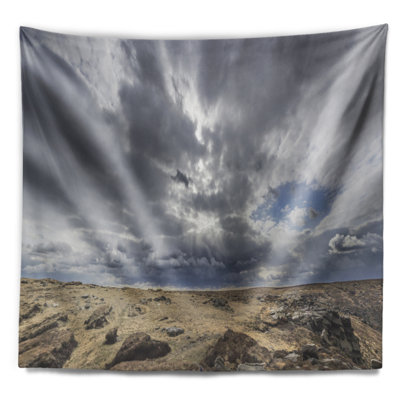 Tapisserie paysage ciel et pierres sous des nuages sombres