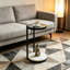 Table d'appoint moderne et mince en forme de C, table de chevet ronde à 2 niveaux avec plateau en verre fumé, base d'aspect marbre blanc et structure en métal noir pour salon et chambre