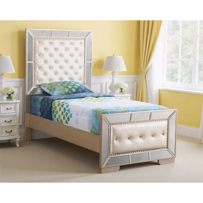Lit simple Sydney Pearl