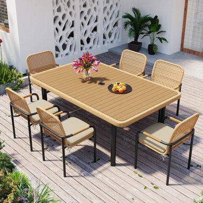 Ensemble repas 7 pièces pour patio avec plateau en bois et plastique, trou pour parasol et coussins à l'avoine