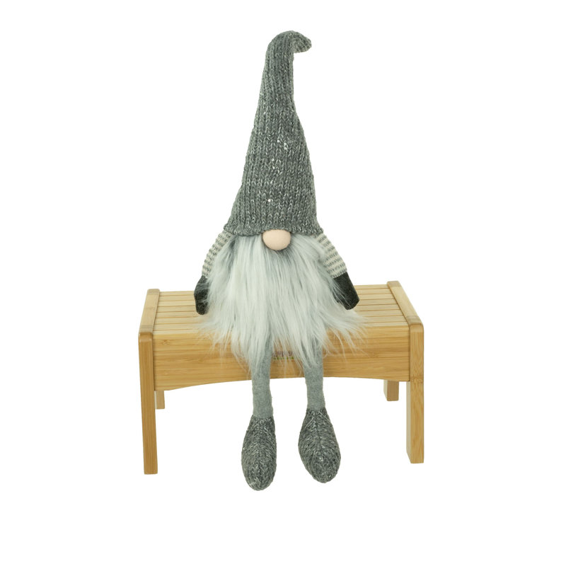 Gnome barbu gris assis