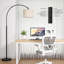Lampadaire arqué à intensité variable avec télécommande, température de couleur réglable, tête pivotante, interrupteur au pied et télécommande, idéal pour le salon, la chambre ou le bureau, à placer au-dessus d'un canapé, beige foncé et noir.