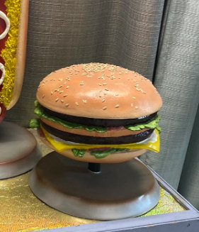 Statue double Aban Cheeseburger sur pied