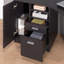 Bureau espresso classique avec surface en bois stratifié, tiroirs de rangement, tablettes et armoire fermée
