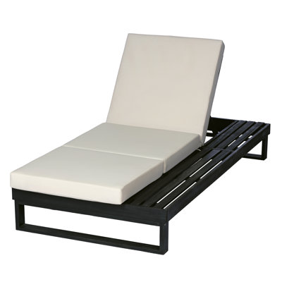 Chaise longue noire en bois d'acacia avec coussin crème de 4 pouces