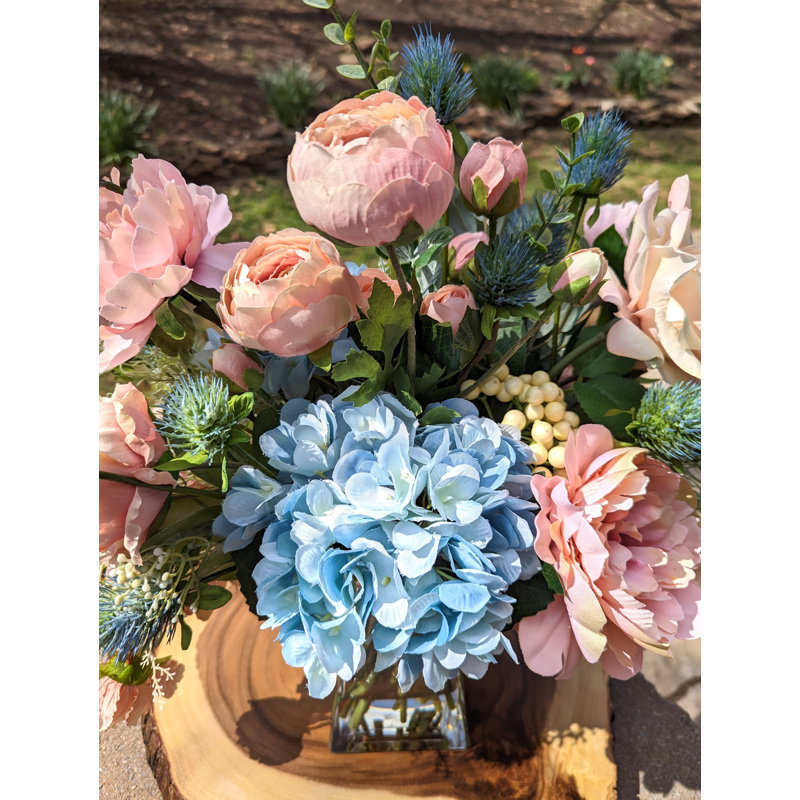 Arrangement mixte pivoines et hortensias dans un vase