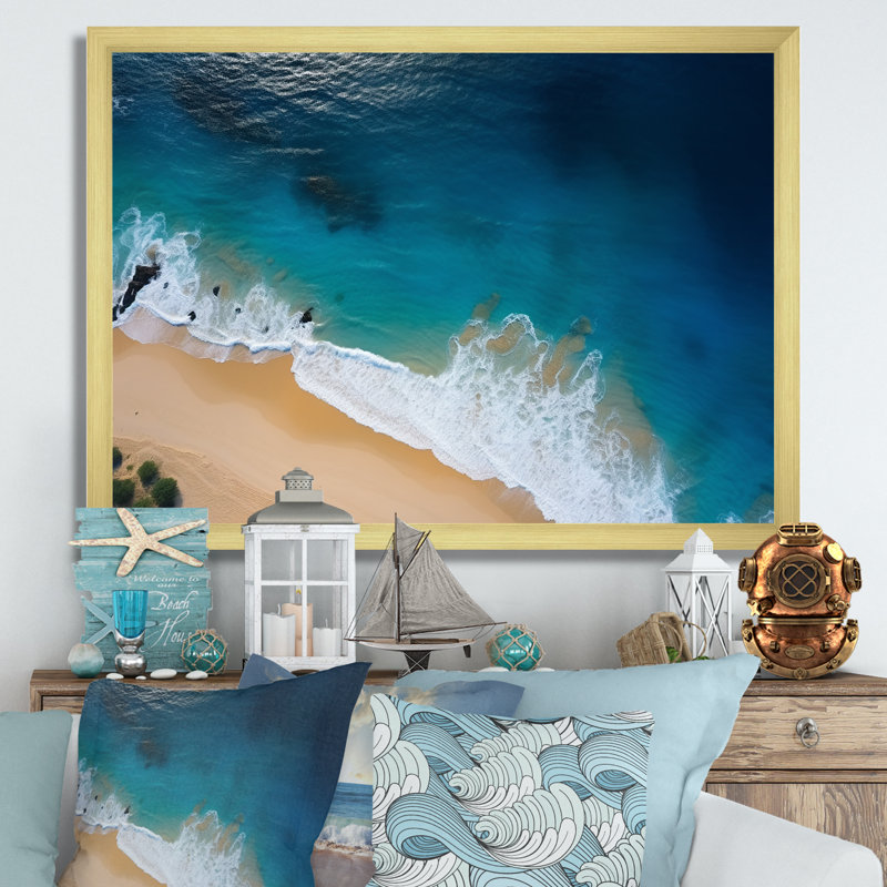 Vue aérienne de la plage côtière III - art mural plage, Cadre doré à coins fermés, H 12 po x l 20 po x P 1 po