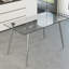 Élégante table de cuisine en verre avec une touche de sophistication moderne, de rayures polyvalentes pour différents styles de design, de protection des bords biseautés et d'esthétique