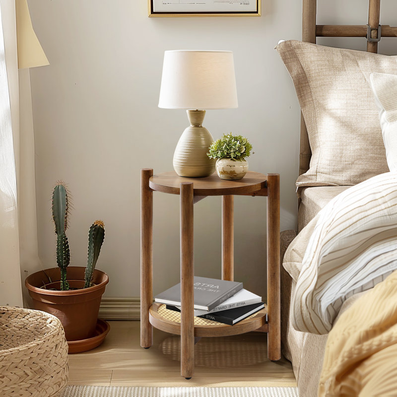 Table d'appoint en bois de pin et bois aggloméré au fini châtaignier avec tablette en rotin