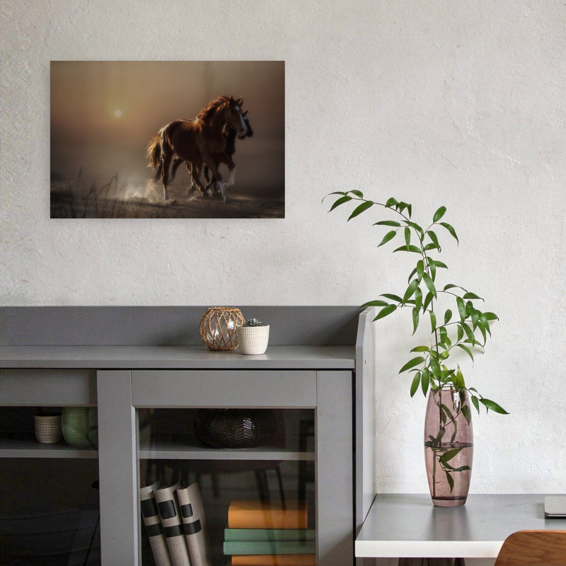 Chevaux sauvages à l'heure dorée, une œuvre d'art contemporaine et éthérée représentant des chevaux au lever du soleil.