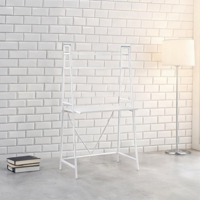 Bureau avec surface de travail en stratifié blanc, structure en métal, étagères et bureau personnel avec photo