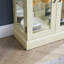 Meuble blanc antique avec de nombreux espaces de rangement et un éclairage intégré, cave à vin vitrée éclairée, rangement personnalisable.