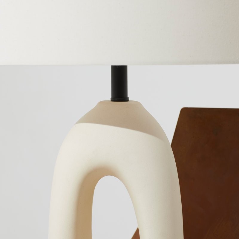 Lampe de table à DEL 22,5 po en céramique crème Brightech Artemis - charme côtier avec abat-jour en coton et port USB-C