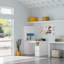 Établi blanc moderne avec panneau perforé et rangement mobile