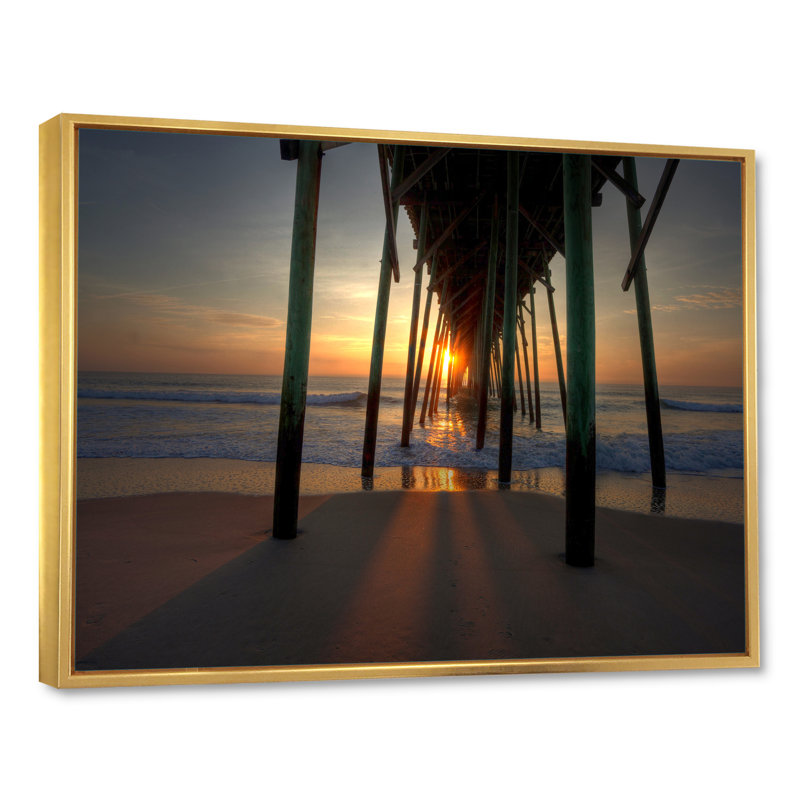 «Sunrise By The Pier» - Art sur toile nautique et côtier, H 40 po x l 30 po x P 1,5 po, Cadre flottant doré