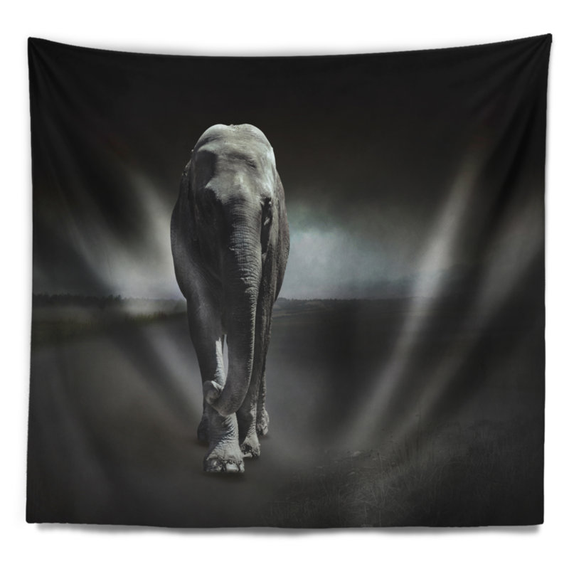 Grand éléphant sur tapisserie noir, H 68 po x l 80 po