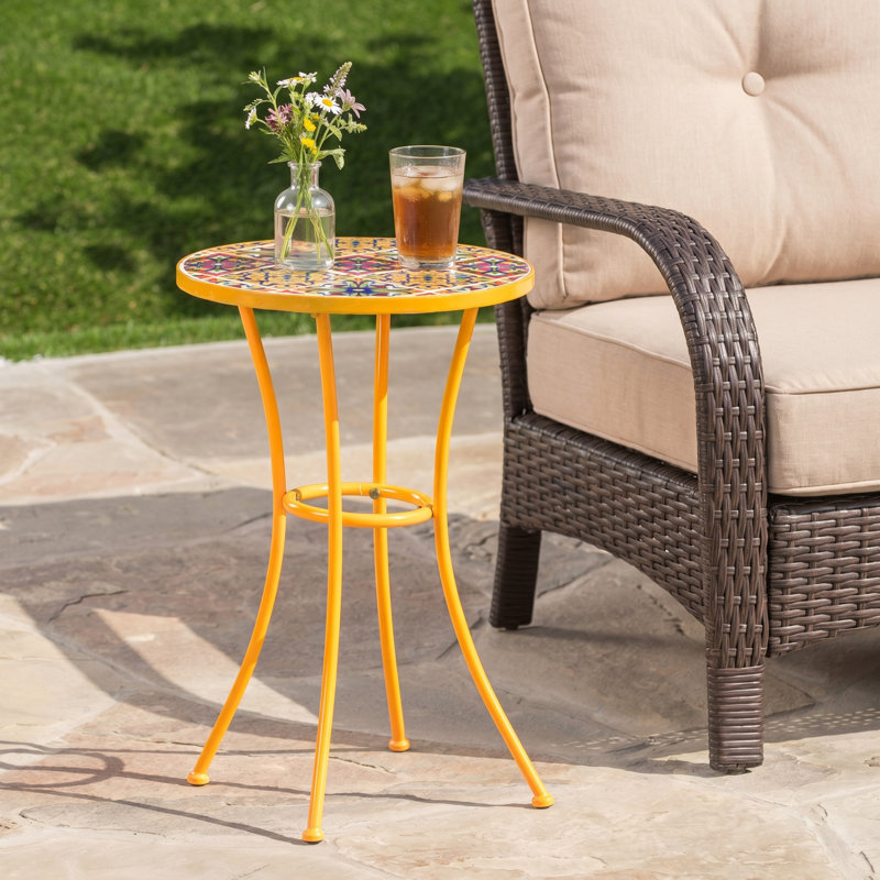 Table d'appoint d'extérieur avec plateau en mosaïque et pieds en métal, jaune