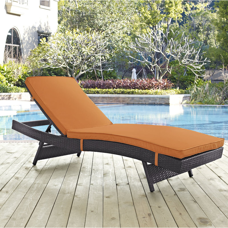 Chaise longue d'extérieur en rotin Convene, Orange