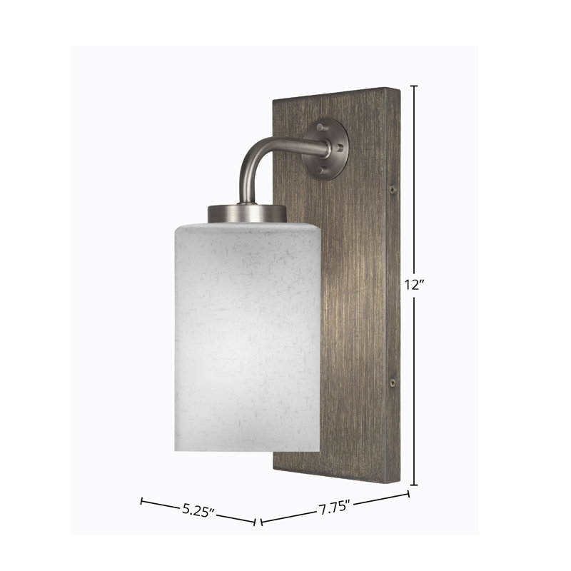 Applique murale Oxbridge présentée en graphite et finition en métal d'aspect bois vieilli peint avec verre mousseline carré de 4 po