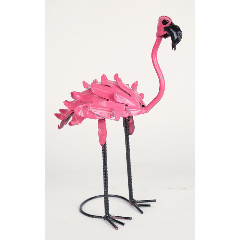 Statue de flamant de vaisselle recyclé