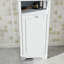 Grande armoire de rangement pour salle de bain avec tablettes ouvertes et panier à linge-1040364749