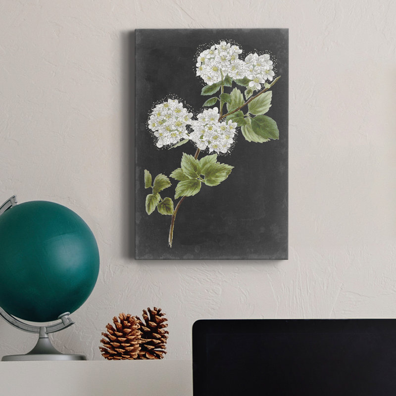 «Dramatic White Flowers II», reproduction sur toile tendue, H 48 po x l 32 po x P 1 po