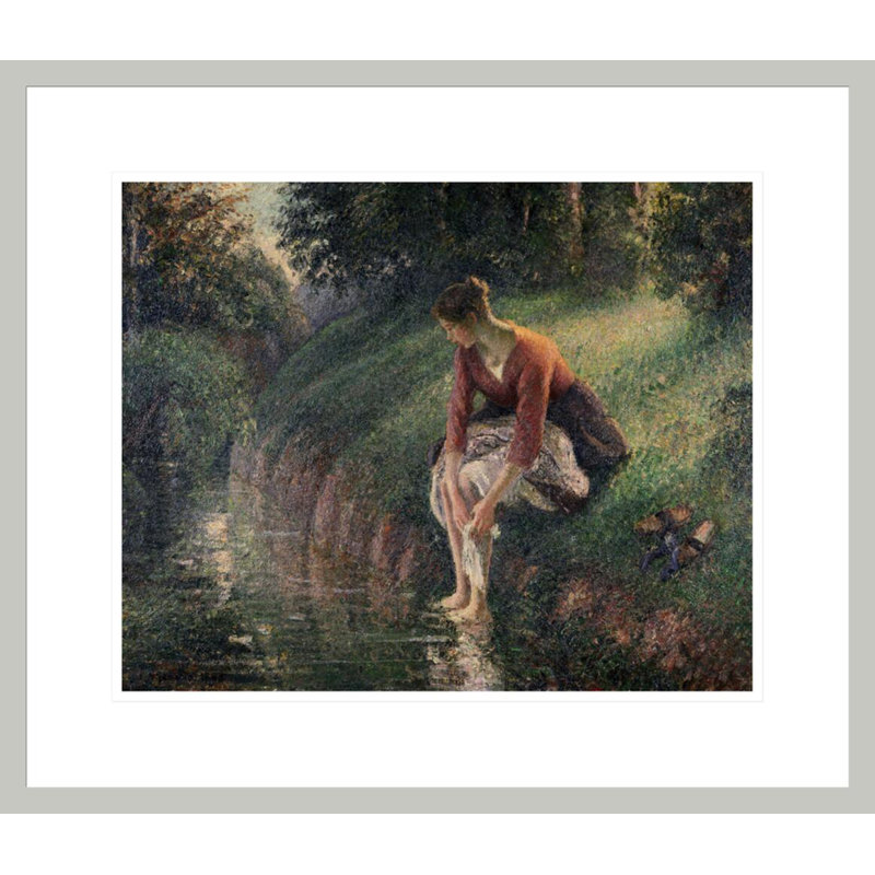 «Jeune femme se baignant les pieds dans un ruisseau» par Camille Pissarro, impression giclée encadrée