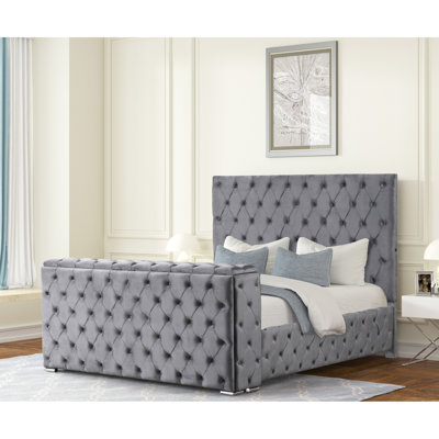Grand lit moderne gris, rangement pour téléviseur, foyer électrique, cadre de lit en bois et velours